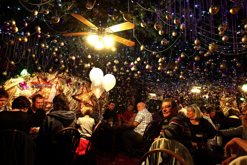 The Hanging Gate Chapel en le Frith High Peak Where the landlord Mark Thomas has spent thousands on his Christmas decorations Main dinning room PIC BY SIMON PENDRIGH pdi photo & film 07770644461 simon.pendrigh@btinternet.com simonpendrigh.com